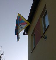 Tibetská vlajka na obecním úřadu v Čisté